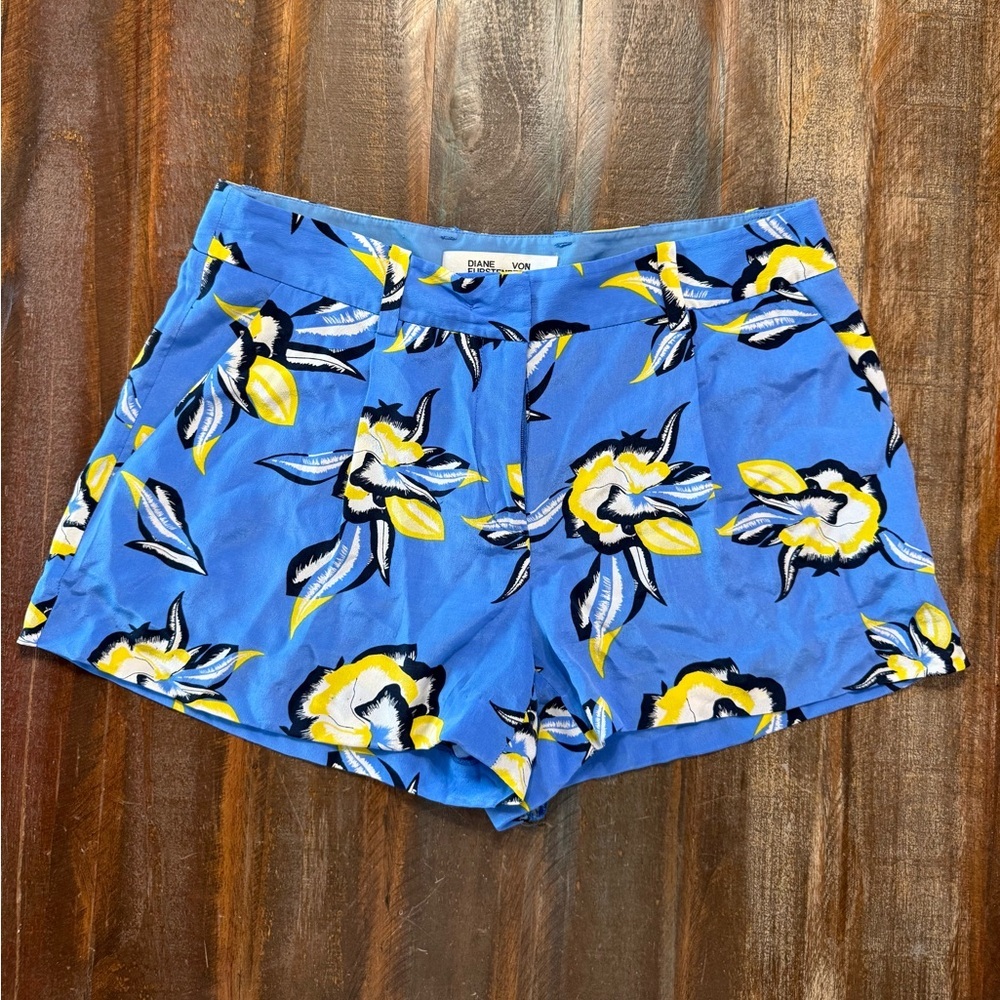 Diane‎ von Furstenberg Women’s DVF Blue Floral 100% Silk Designer Shorts EUC